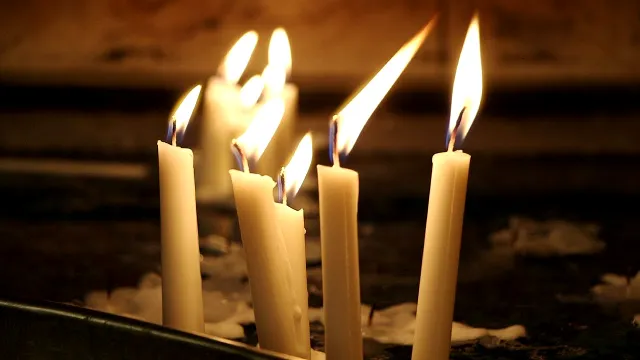 Ce este bine să spui când aprinzi o lumânare. Greşeala pe care o fac mulţi români