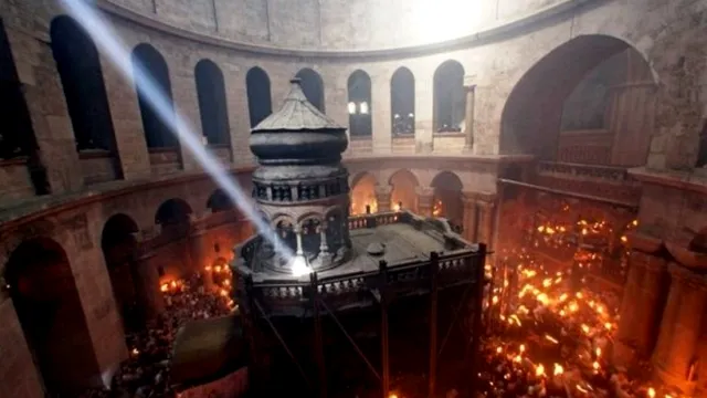 Cum se aprinde Lumina Sfântă la Ierusalim. De unde vine, de fapt