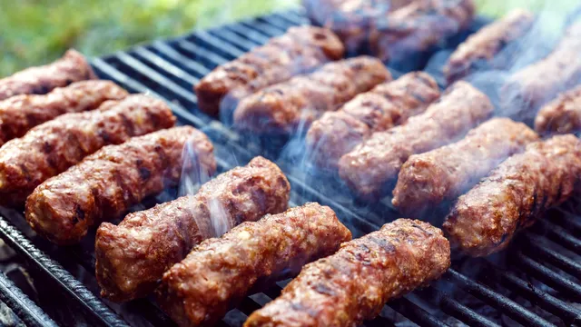 Cum prepari cei mai gustoşi mici. Ingredientul secret pe care trebuie să îl adaugi