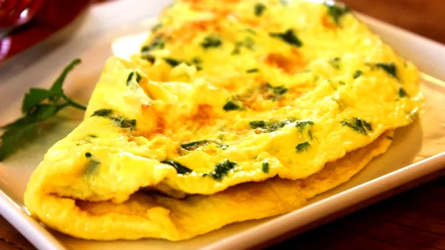 Câte calorii are o omletă din două ouă. Numărul diferă în funcție de ingredientele alese. Detaliul la care e bine să fii atent