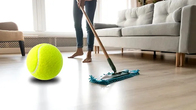 Cum elimini zgârieturile de pe parchet cu o minge de tenis. Trucul este genial