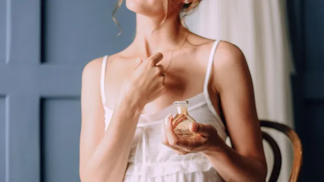 De ce ar trebui să schimbi parfumul în fiecare anotimp. Secretul pe care trebuie să îl ştie toate femeile