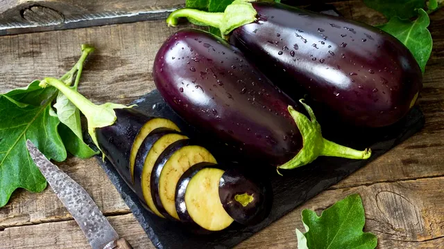 Detaliul care îți arată dacă vinetele sunt coapte. La ce trebuie să te uiți prima dată