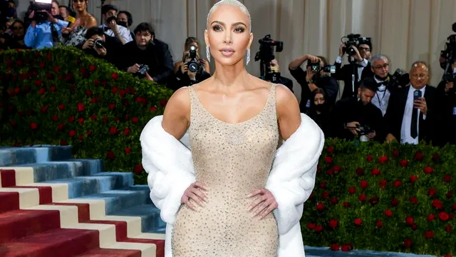 Kim Kardashian a slăbit în timp-record ca să poarte rochia lui Marilyn Monroe. Ce dietă a ţinut