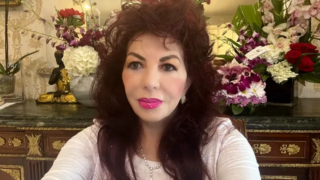 Extravaganţa făcută de Carmen Harra. Ce cadou de jumătate de milion de dolari şi-a făcut