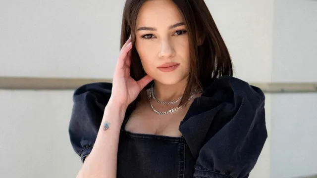 Celebra Mimi a renunțat la vlog și vrea să părăsească România. Cum reacționează la atacurile internauților: ”Avem puterea să ne controlăm reacțiile”. Exclusiv