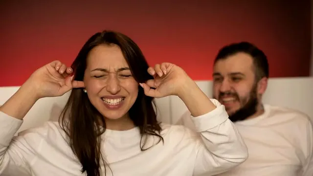 Semne care arată că un bărbat este extrem de gelos și obsedat de control