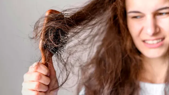 Trucul care te scapă rapid de părul încâlcit. Amestecul natural cu care trebuie să te speli