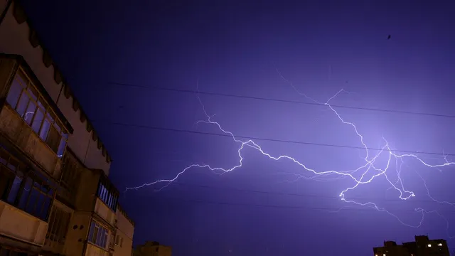 Ce nu e bine să faci niciodată în casă atunci când e furtună și fulgeră. Mesajul clar al specialiștilor