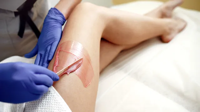 Diferența dintre epilarea cu zahăr și epilarea cu ceară. Detaliile care fac deosebirea