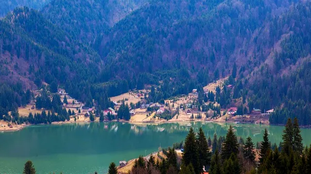 Drumul spectaculos din România care duce către stațiunea cu cel mai pur aer. Zici că ești în Elveția