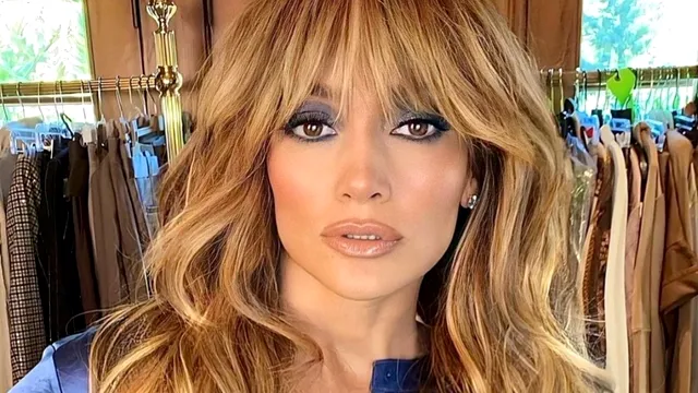 Învață de la Jennifer Lopez cum să porți satinul cu stil. Reguli de bază pentru o apariție strălucitoare