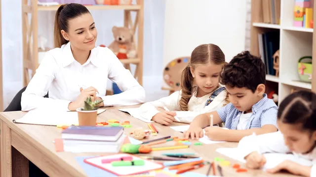 Ce salariu are o educatoare începătoare. Câți bani câștigă lunar