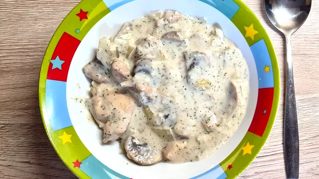 Ciulama de pui cu ciuperci și smântână. Ingredientul care îi dă un un gust special