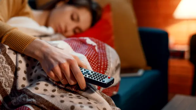 De ce ar trebui să stingi televizorul înainte să adormi. Motivul crucial