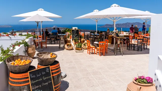 Taxa surpriză pe care o poți găsi pe nota de plată în vacanța din Grecia. Ce înseamnă, de fapt