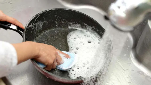 Nu spăla niciodată cu apă rece o tigaie fierbinte. Cât de periculos este acest obicei