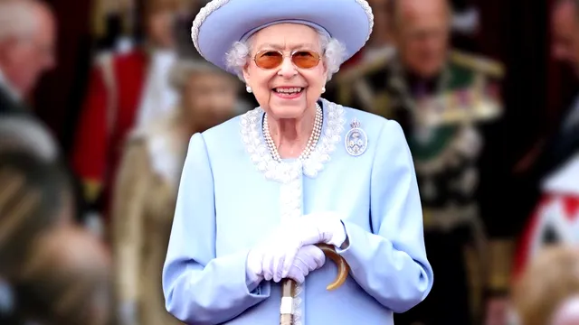 Regina Elisabeta a II-a și-a scos bastoanele la vânzare. Ce preț au acestea