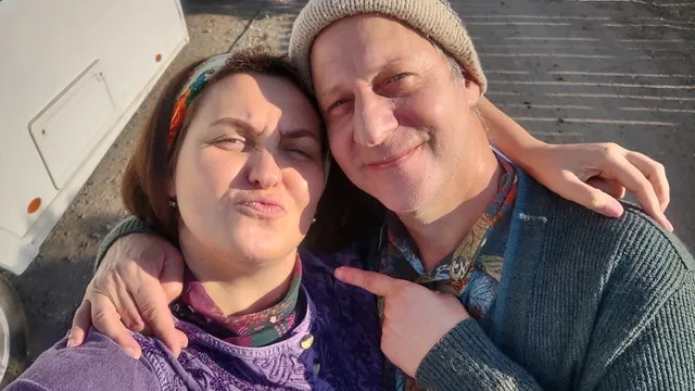 Luminița Bucur, soția lui Brânzoi, din ”Las Fierbinți”, despre prima lor întâlnire cu scântei: „A trebuit să-i dau o palmă!”. Ce frumoasă e actrița, în realitate! Exclusiv