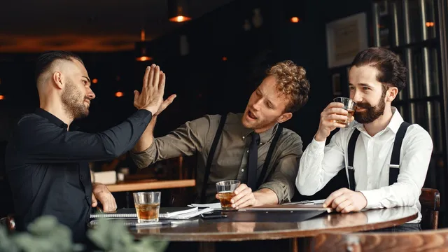 Dacă iubitul vostru ar merge fără voi în club, ați fi dispuse să acceptați? Îmi spune mereu că sunt simple ieșiri cu băieții