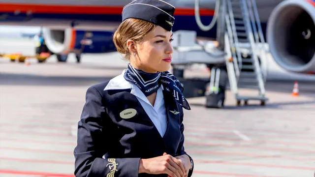 Ce salariu are o stewardesă în 2022. Ce sumă câștigă lunar o însoțitoare de zbor de la Blue Air sau Wizz Air
