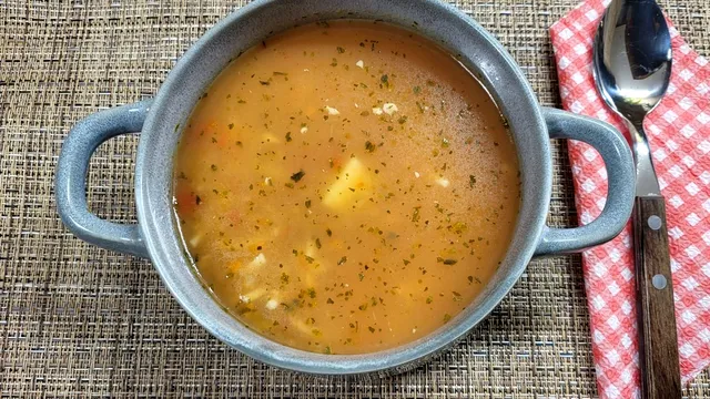 Ciorbă de pui cu legume. Cea mai simplă rețetă, oricine poate să o gătească