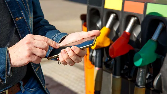 De ce nu ai voie să vorbești la telefon în benzinărie, de fapt. Explicația științifică