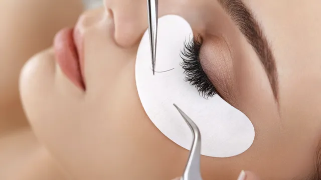 Cum se întrețin vara extensiile de gene. Stilistul Natalia Sîrbu ne învață și care sunt pașii să le dăm jos: „În niciun caz să nu le smulgă” EXCLUSIV
