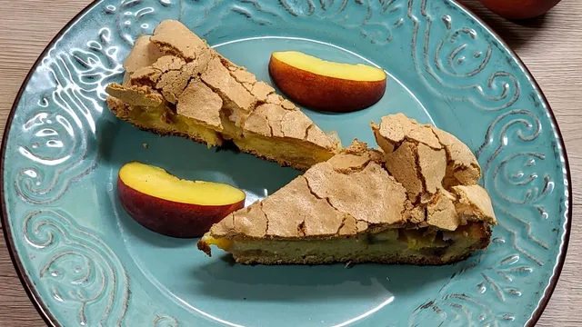Prăjitură cu piersici cu topping de bezea crocantă. Ce să adaugi pentru ca desertul să iasă perfect