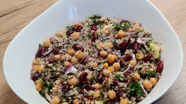 Salată cu quinoa, fasole roșie și năut. Salată fitness proteică