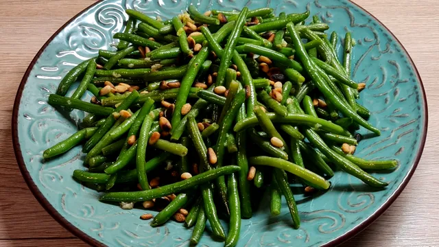 Salată de fasole verde cu usturoi și semințe de pin. Un preparat savuros, ideal pentru zilele caniculare