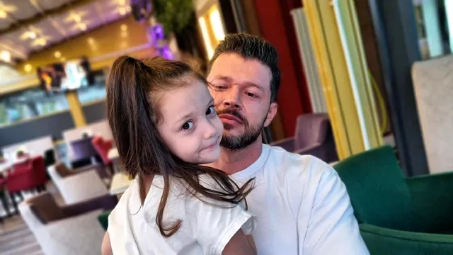 Victor Slav încearcă să țină pasul cu fiica lui, Sofia: „Învăț să înot odată cu ea. Abia aștept să o văd în prima zi de școală. O să am emoții, dar nu o să plâng EXCLUSIV