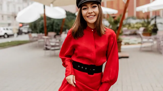Cum porți cu stil o rochie tip lenjerie din satin. Cu ce trebuie să o accesorizezi ca să arăți spectaculos