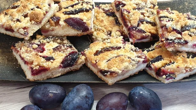 Prăjitură cu prune și cremă de mascarpone. Ce trebuie să pui alături pentru un desert absolut delicios