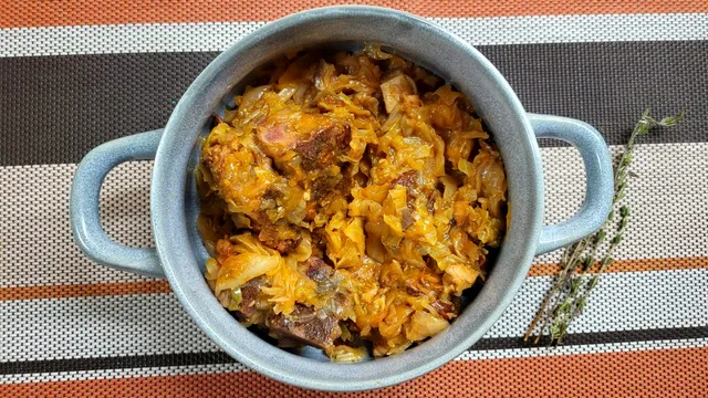 Varză călită cu sos de roșii și coaste de porc afumate. Secrete pe care trebuie să le știe toate gospodinele