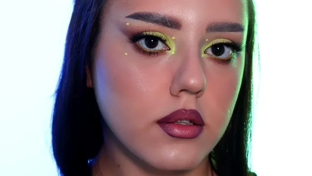 Vreți să fiți în centrul atenției, la petreceri? Claudia Preduca, make-up artist, ne învață cum să realizăm un machiaj de seară îndrăzneț: „Putem folosi culori vibrante. Și un ruj negru”. EXCLUSIV
