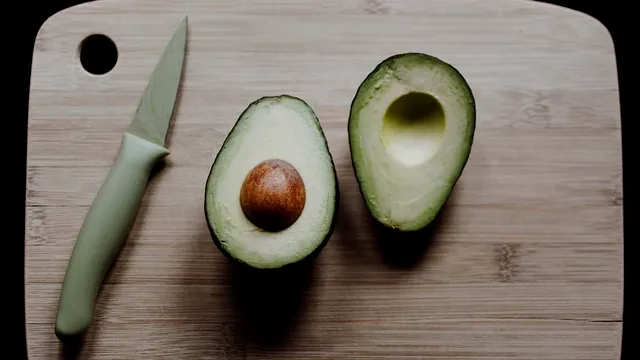 De ce nu e bine să folosești un cuțit metalic pentru a tăia un avocado. Efectele nebănuite