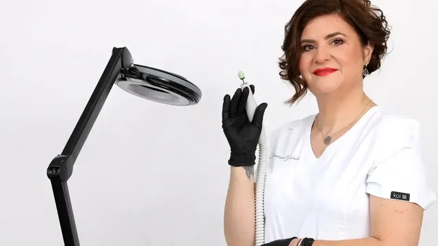 Ce manichiură își aleg miresele în plin sezon de nunți și care sunt tendințele pentru toamnă. Gabriela Dumbravă, tehnician și trainer unghii: „Sunt mirese care vor unghii colorate” EXCLUSIV