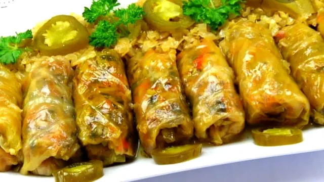 Cum se mănâncă corect sarmalele, de fapt. Sigur ai greșit și tu până acum