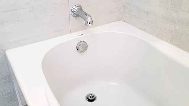 Amestecul puternic prin care cada îngălbenită poate redeveni albă. Ai nevoie de 2 ingrediente banale