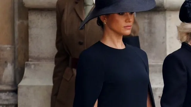 Cum a apărut îmbrăcată Meghan Markle la înmormântarea Reginei. Ce a avut în comun cu Kate