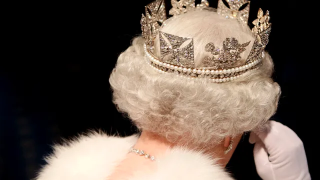 Cine este și cum arată sosia Reginei Elisabeta. Ea renunță la slujbă după 34 de ani