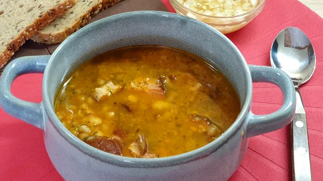 Ciorbă de fasole cu coaste afumate de porc. Trucuri ca să fiarbă rapid