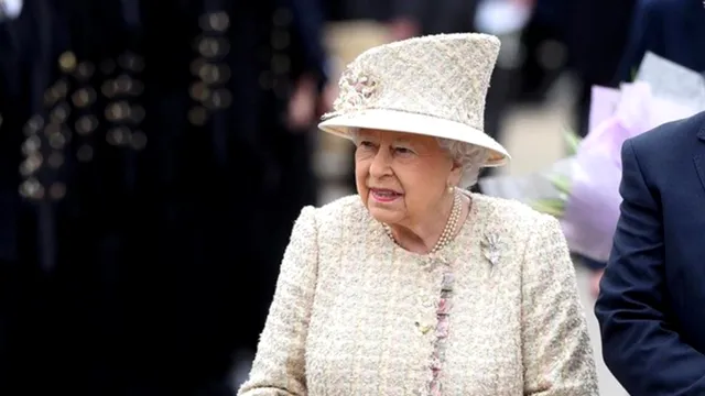 De ce nu au apărut niciodată poze cu Regina Elisabeta a II-a gravidă. Motivul nebănuit