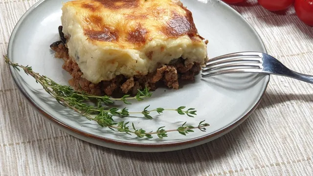 Musaca grecească cu vinete și carne tocată. Secretul ca să iasă savuroasă