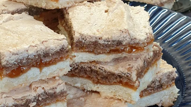 Prăjitură cu gem de caise și bezea cu nucă. Trucul secret pentru a obține bezeaua perfectă