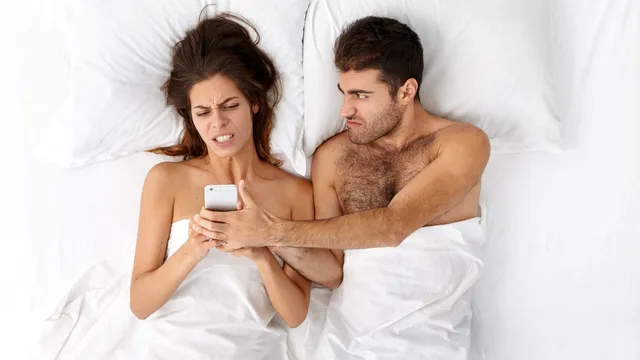 Soțul meu vorbește cu alte femei pe internet. I-am luat telefonul și am găsit inclusiv o discuție cu colega mea de la muncă