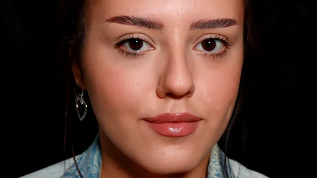 Cum să realizăm un machiaj discret, pentru liceu, în maximum 10 minute. Claudia Preduca, make-up artist, oferă sfaturi inedite, ca să scăpați de critica profesorilor. EXCLUSIV
