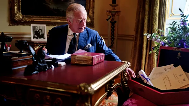 Cutia misterioasă cu care regele Charles al III-lea s-a fotografiat. De ce este atât de importantă pentru Casa regală și ce conține aceasta, de fapt