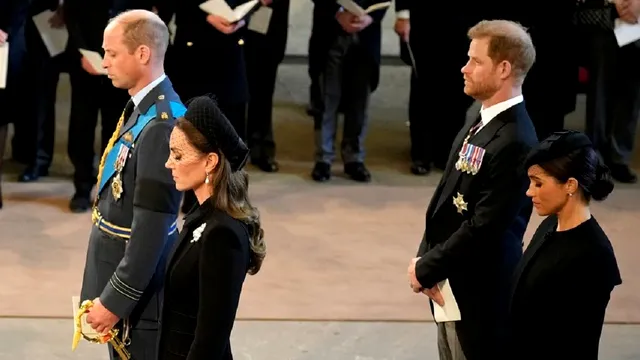 De ce Meghan Markle și Kate Middleton au purtat voal negru la înmormântarea Reginei. Semnificația secretă a acestui obiect vestimentar